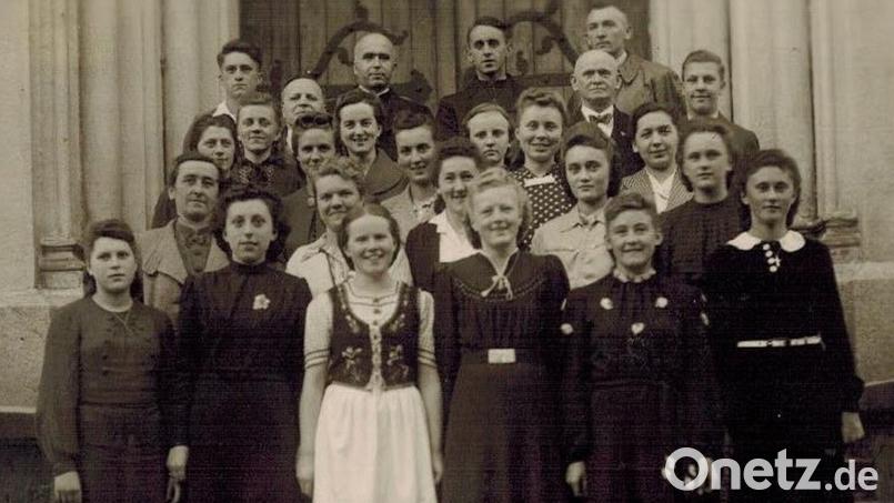Eine Aufnahme des Mitterteicher Kirchenchors aus dem Jahr 1940. Nur von wenigen Personen sind die Namen bekannt. Links oben der damalige Stadtpfarrer Josef Neidl. Archivbild: Archiv Werner Männer/exb