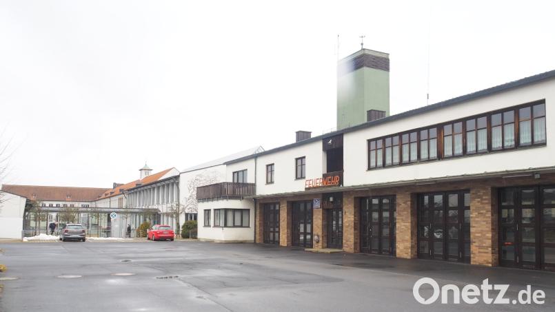 Bei den Planungen für die Ganzstagsschule an der Grundschule hat die Stadt das ehemalige Feuerwehrareal im Auge. Die alten Gebäude sollen abgerissen werden, dann könnte ein weiterer Bau für die Schule entstehen. Konkrete Termine gibt es noch nicht, allerdings schreibt das Gesetz ein Angebot bis 2026 vor. Bild: ws