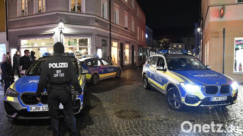 Die Polizei sorgt in Amberg für Sicherheit entlang der Route der Corona-&quot;Spaziergänge&quot;. Archivbild: Petra Hartl