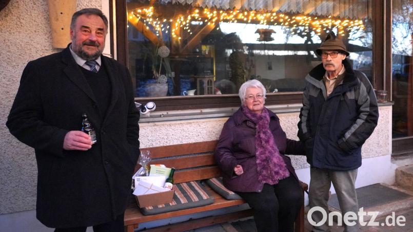 Bürgermeister Josef Beimler (links) stößt auf das Wohl von Andreas Gallitzendörfer (rechts) an, der 85 Jahre ist. Mit dabei Gallitzendörfers Ehefrau Marlene (Mitte). Bild: fvo