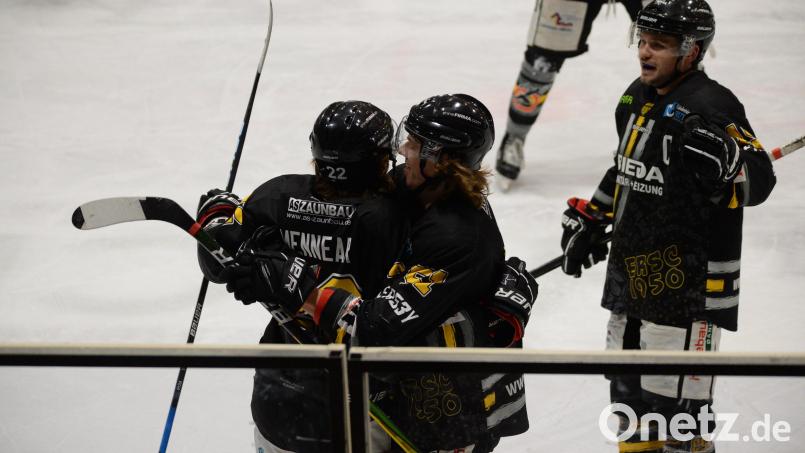 Die Amberger ERSC-Cracks durften wie schon im Heimspiel (siehe Szene) auch am Sonntag im Auswärtsspiel in Waldkraiburg jubeln. Der Gegner scheint ihnen zu liegen. Bild: Andreas Brückmann