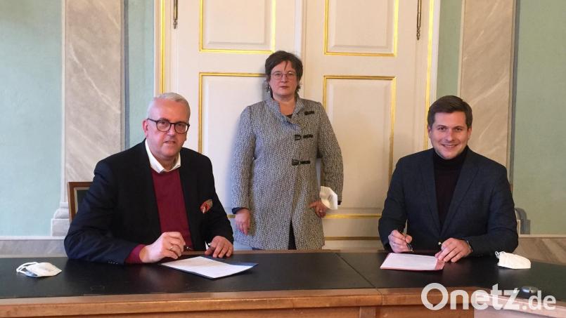 André Zaus (links) bei der Vertragsunterzeichnung im Wunsiedeler Rathaus mit der künstlerischen Luisenburg-Leiterin Birgit Simmler (Mitte) und Bürgermeister Nicolas Lahovnik. Bild: Karin Hille/Stadt Wunsiedel/exb
