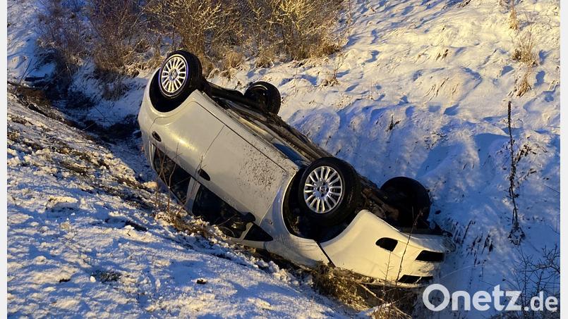 Unverletzt blieb eine junge Frau, die im Gemeindebereich von Kastl von der B299 abgekommen waren und deren Auto sich überschlagen hatte. Bild: Polizeiinspektion Amberg/exb