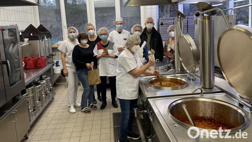 Eineinhalb Tage dauerte der große Arbeitseinsatz des zehnköpfigen Helferteams um Christine Weigl aus dem Vorstandstrio (vorne), bis die 250 Portionen des Rindergulasches mit Erdnussoße &quot;Domoda&quot; zubereitet und mit allen Beilagen und mehr in Papiertüten verpackt waren. Bild: ads