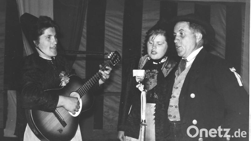 Die Personen auf diesem Bild wurden von den Besuchern des Erzählcafés sofort erkannt: Maria Röber mit ihrer Tochter und Josef Batz vom Stiftländer Heimatverein bei einem Auftritt anlässlich eines Vereinsjubiläums. Archivbild: Werner Männer