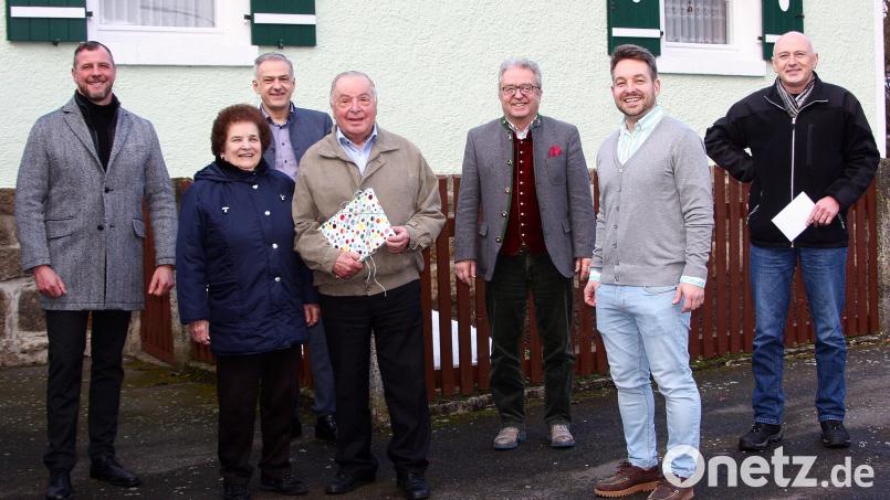 Zum 85. Geburtstag, den August Kellner (Vierter von links) feierte, gratulierten (von links) Huberth Rosner (CSA), Kellners Ehefrau Anni und Landrat Roland Grillmeier. Zudem beglückwünschten den Jubilar (von rechts) Martin Hecht (CSU Wiesau), Zweiter Bürgermeister und CSU-Ortsvorsitzender Michael Dutz und Erster Bürgermeister Toni Dutz. Bild: wro