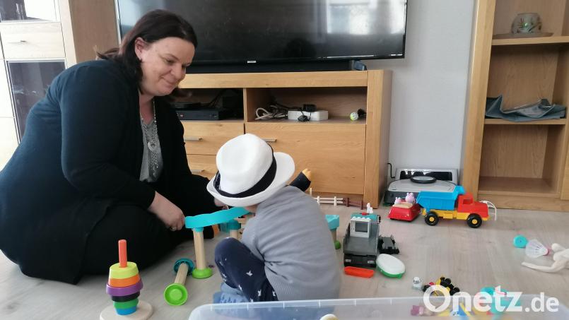 Beim gemeinsamen Spiel: Pflegemama Jutta Dornbusch und Pflegekind Max. Bild: Winderl, Kristin [wrl]