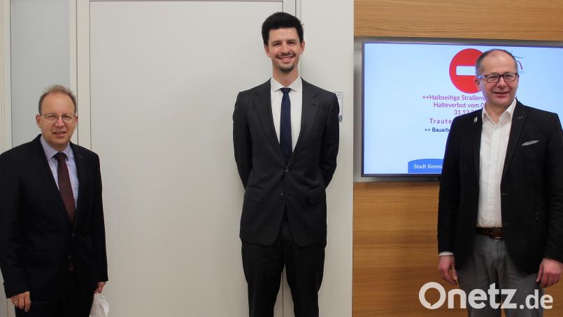 Bürgermeister Roman Schäffler (rechts) begrüßte den kommissarischen Notariatsverwalter Dr. Andreas Bernert (Mitte) sowie Notar a.D. Dr. Hans-Hermann Wörner. Bild: stg