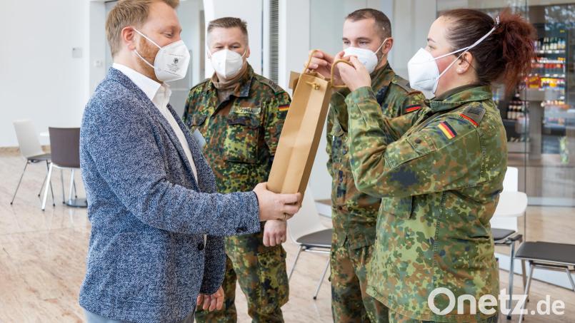 Geschäftsführer Martin Baumann bedankte sich für den erneuten wertvollen Einsatz der Bundeswehrkräfte aus Weiden. Bild: Michael Vogl/exb