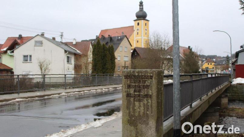 Das Staatliche Bauamt Amberg-Sulzbach plant die Sanierung der Fichtelnaabbrücke in der Brander Straße. Voraussichtlich soll bei dieser Maßnahme der Überbau der Brücke erneuert werden. Bürgermeister Wolfgang Söllner will sich dafür einsetzen, dass die Brücke während der Arbeiten wenigstens einspurig befahren werden kann. Bild: soj