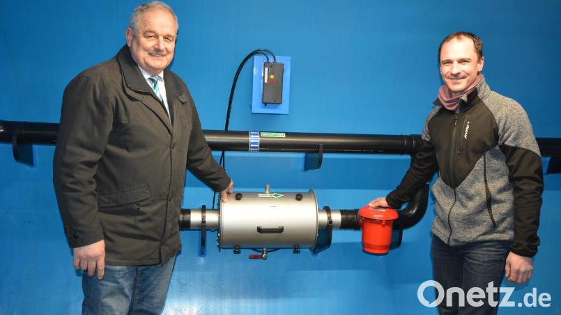 Im 2017 in Betrieb genommenen Hochbehälter in Pfaffenreuth informierten Vorsitzender Johann Burger (links) und Wassermeister Wolfgang Haberkorn über die aktuelle Situation und anstehende Maßnahmen beim Wasserzweckverband Pfaffenreuther Gruppe. Bild: jr