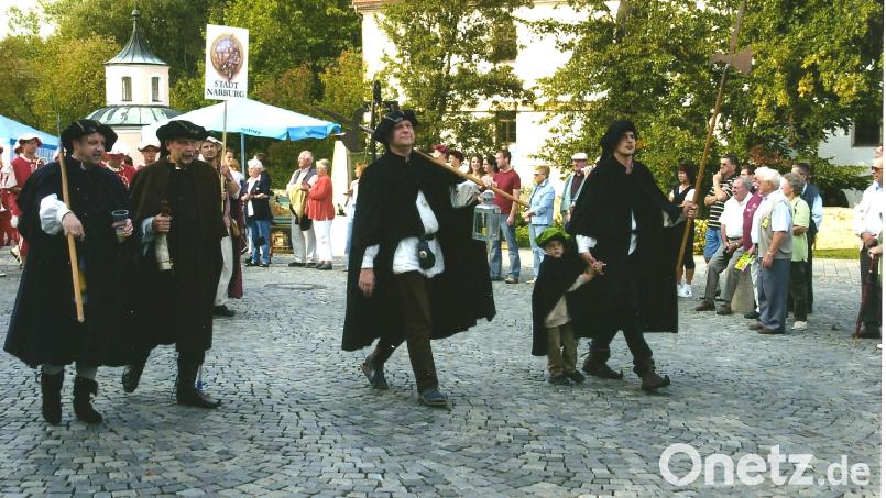 Die Mitterteicher Nachtwächter beim Festzug zum Jubiläum „300 Jahre Basilika Waldsassen“ im Jahr 2004. Archivbild: Werner Männer