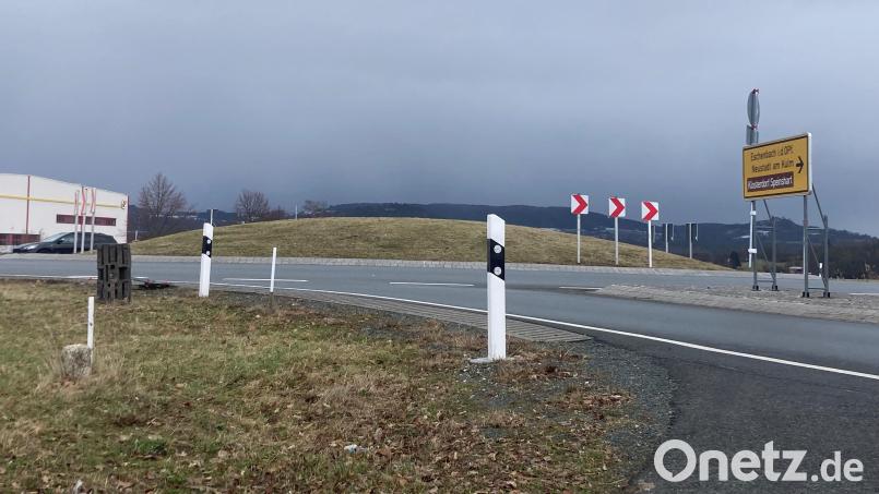 Noch ist der sogenannte &quot;Hegele&quot;-Kreisel kahl und leer – und angesichts mehrerer Unfälle offenbar leicht zu übersehen. Das soll sich auch mit Hilfe der Kreativität der Kemnather Bürger ändern. Bild: stg