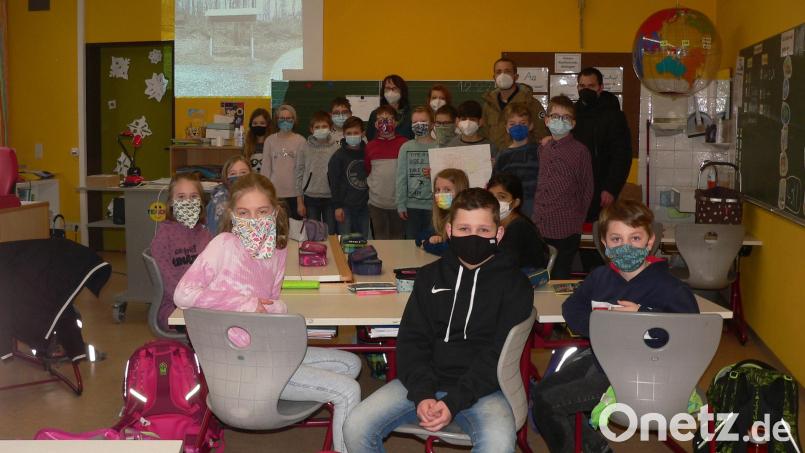 Die kreativen Köpfe hinter der neugestalteten Wandertafel für den Koppelberg: die Viertklässer der Grundschule Luhe-Wildenau. Bild: mh