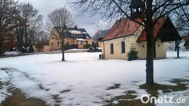 Hier in der Ortsmitte hinter der Kapelle wäre ein guter Ort für einen Spielplatz. Bild: ld