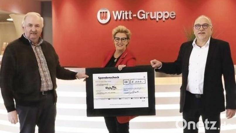Herbert Putzer (links; Vorsitzender Kinderkrebshilfe Oberpfalz Nord) freut sich über die Spende, die Stefanie Zühlke-Schmidt (Geschäftsführerin Einkauf Witt-Gruppe) und Manfred Wiechert (Bereichsleiter Unternehmensplanung und Betriebswirtschaft Witt-Gruppe) überreichen. Bild: Petra Grommas (Witt-Gruppe)/exb