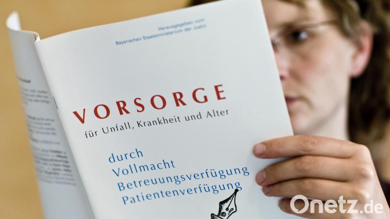 Wer selbst nicht mehr handlungsfähig ist, kann mit einer Vorsorge- oder Generalvollmacht andere Personen bevollmächtigen, in ihrem Sinne zu handeln. Auch in Bankangelegenheiten. Doch was tun, wenn die Bank sich quer stellt? Bild: Patrick Pleul