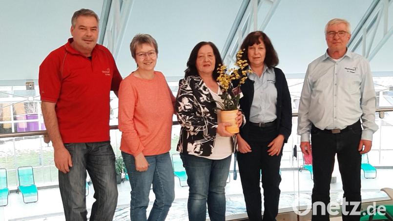 Ingeborg Naber-Härtl (mit Blumen) zusammen mit (von links) Wellness-Leiter Herbert Pufke und Personalratsvorsitzender Claudia Summer sowie (von rechts) Sibyllenbad-Leiter Gerhard Geiger und Jutta Hoffmann, Leiterin Servicebereich Personal. Bild: Kurmittelhaus Sibyllenbad/exb