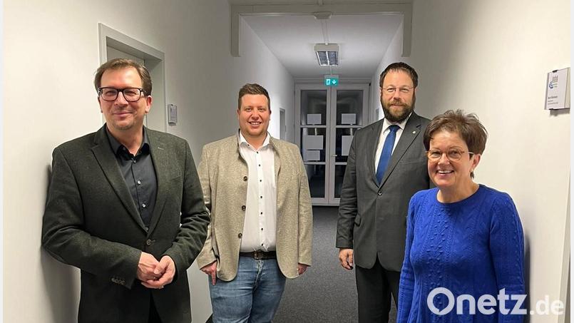 Florian Walter (Zweiter von links) ist neuer Leiter der CSU-Bundeswahlkreisgeschäftsstelle. Franc Dierl und Gudrun Brendel-Fischer (vorne von links) verabschiedeten zudem Walters Vorgänger Sebastian Machnitzke (Zweiter von rechts). Bild: CSU Bayreuth/exb