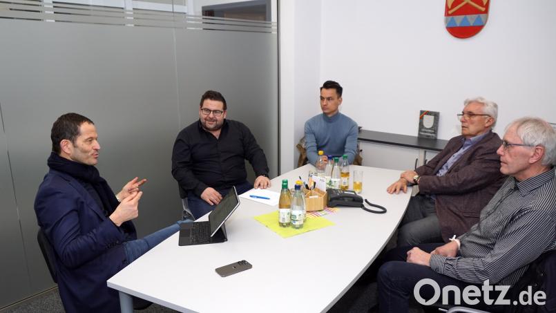 Über die aktuelle Entwicklung in der Gemeinde informierte sich Bundestagsabgeordneter Albert Rupprecht bei Bürgermeister Thomas Kaufmann, CSU-Fraktionssprecher Bernhard Söllner, Zweitem Bürgermeister Josef Hecht und CSU-Vorsitzendem Lothar Porst (von links). Bild: bkr