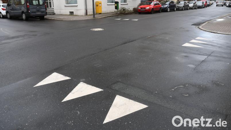 Wo vorher ein Kreis war, sind jetzt die &quot;Haifischzähne&quot;: Die Markierungen im Kreuzungsbereich Herrmannstraße/Asylstraße sind die ersten dieser Art in Weiden. Bild: Gabi Schönberger
