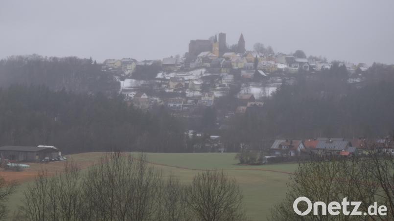 Am Fuße Leuchtenbergs zwischen dem Baugebiet &quot;Ringelbrunnen I&quot; (rechts) und dem Bauernhof (links) liegt das neue Baugebiet mit elf Parzellen. Bild: fz