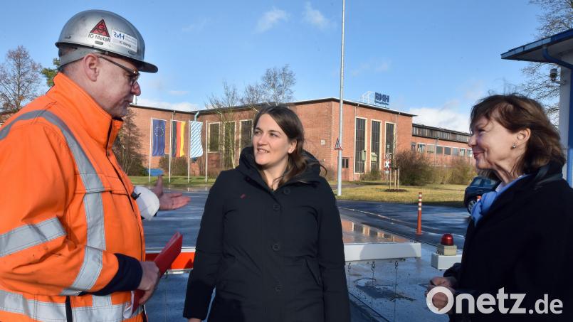 Vor dem Werkstor vereint im Kampf um fast 500 Arbeitsplätze im Rohrwerk sind (von links) Betriebsratsvorsitzender Karl-Heinz König, AfA-Landesvorsitzende Ronja Enders und SPD-Landtagsabgeordnete Margit Wild. Bild: Stephan Huber