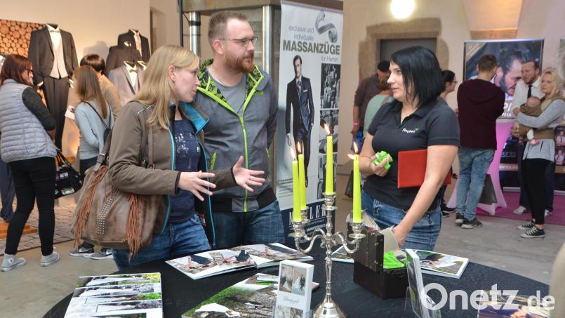 Andrea Irlbacher von &quot;Lichtschacht Fotografie&quot; (rechts) organisiert die Hochzeitsmesse im Schloss Friedrichsburg. Bild: dob