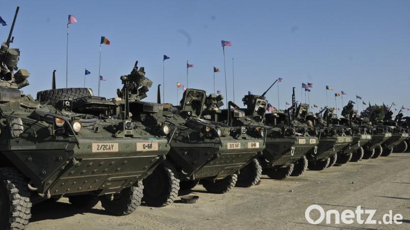Radpanzer vom Typ &quot;Stryker&quot; des 2. US-Kavallerieregiments aus Vilseck (Kreis Amberg-Sulzbach) stehen mit rumänischen, US- und Nato-Flaggenan den Antennen im Mai 2015 auf dem rumänischen Stützpunkt Mihail Kogalniceanu Air Base, Archivbild: U.S. Army