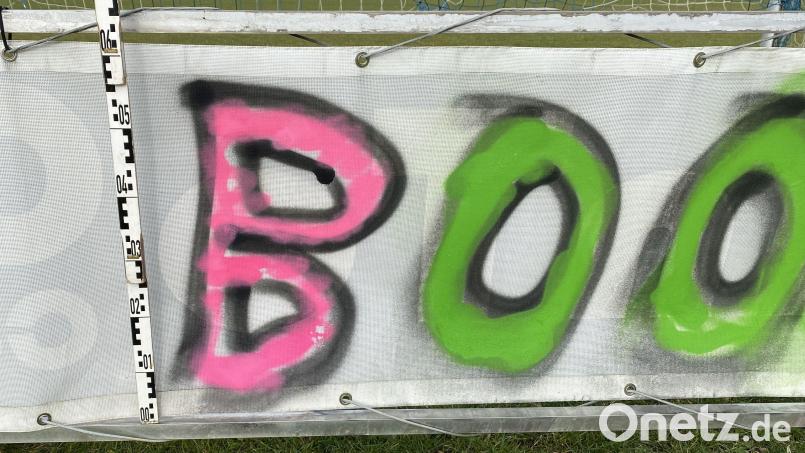 Unbekannte haben Banderolen am Sportplatz in Ensdorf beschmiert Bild: Polizeiinspektion Amberg