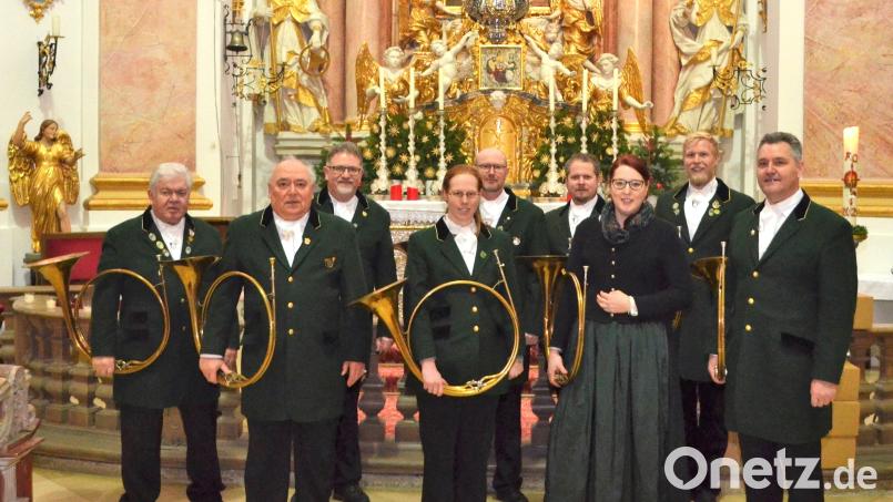 Die Oberpfälzer Parforcehornbläser umrahmen den feierlichen Gottesdienst anlässlich Mariä Lichtmess in der Kapplkirche bei Münchenreuth. Bild: opp