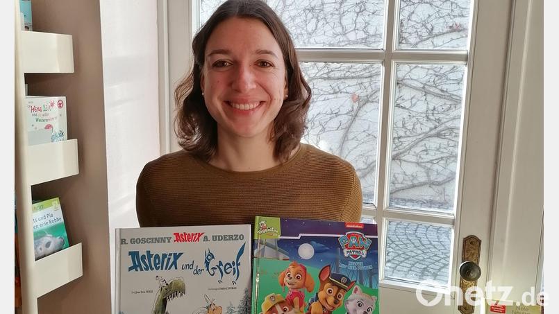 Büchereileiterin Christine Henrich hat auf die Wünsche der Kinder reagiert und kann einige Neuheiten präsentieren. Bild: Stadt Tirschenreuth/exb