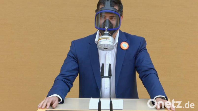 Der AfD-Abgeordnete Stefan Löw mit einer Gasmaske am Rednerpult im Bayerischen Landtag. Die AfD-Fraktion lehnte im Juli 2020 die im Landtag auch für Abgeordnete eingeführte Maskenpflicht ab. Bild: picture alliance/dpa/Bayerischer Landtag