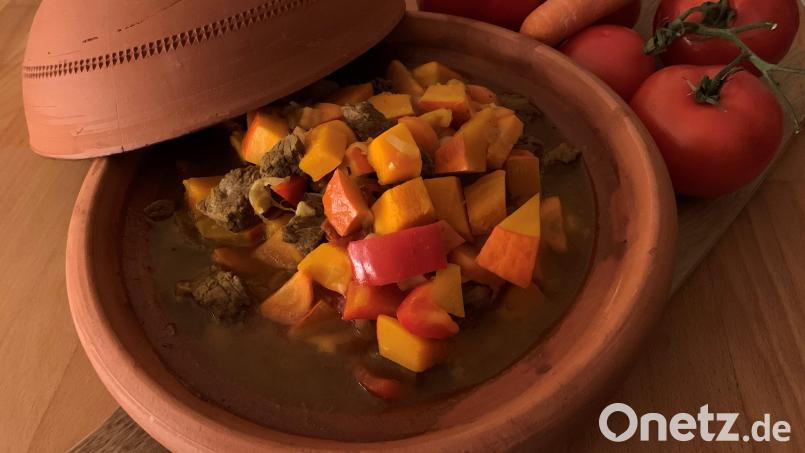 Das lange Garen in der Tajine macht das Rindfleisch butterzart. Bild: Michael Schiffer