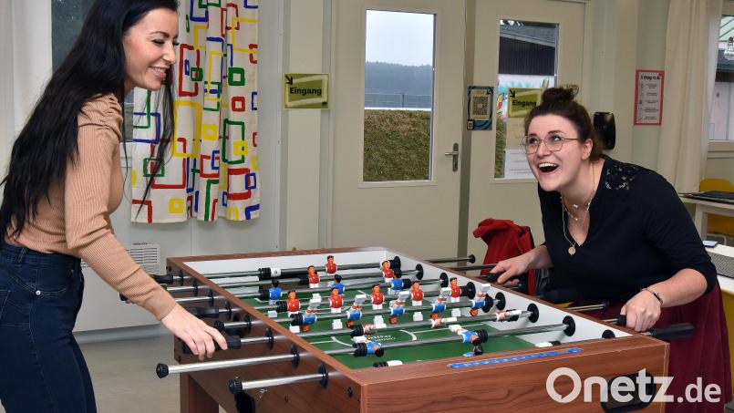 Hier kickern sie miteinander im Kümmersbrucker Jugendtreff "Cube": Helena Schubert (rechts) gibt ihren Posten als gemeindliche Jugendpflegerin auf, Sina Bender-Özvaci wird zum 1. März ihre Nachfolgerin. Bild: Stephan Huber
