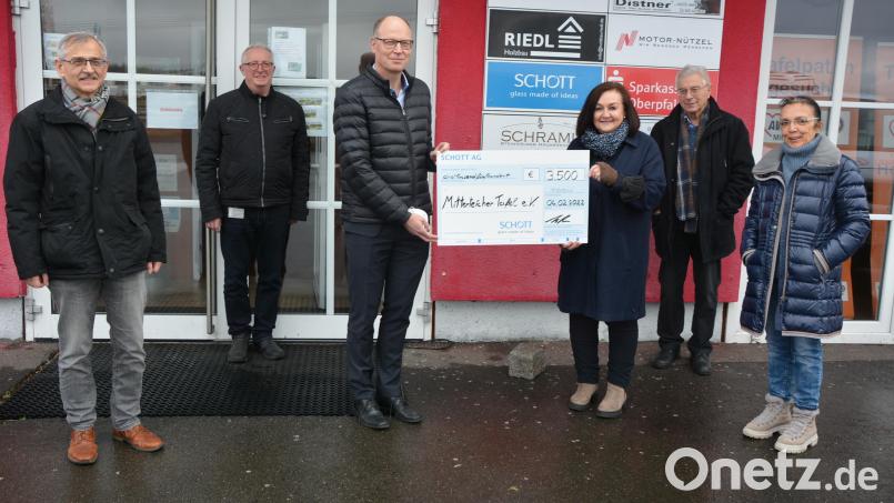 Eine Spende in Höhe von 3500 Euro aus der Aktion „Rest-Cent“ überreichte die Schott AG an die Mitterteicher Tafel. Mit dabei waren (von links) Betriebsratsvorsitzender Franz Malzer, Reiner Reul (Leiter Facility Management bei Schott), Standortleiter Stefan Rosner, Tafel-Vorsitzende Nicole Fürst, ihr Stellvertreter Karl Haberkorn und Schatzmeisterin Gabriele Neumüller-Wölfl. Bild: jr