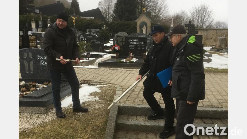 Bürgermeister Rainer Rewitzer (links) nimmt auf dem Pleysteiner Friedhof die Wünsche und Vorstellungen von VdK-Vorsitzendem Josef Rewitzer (Zweiter von rechts) und Vorstandsmitglied Peter Trstan hinsichtlich der Barrierefreiheit und Zugänglichkeit zur Leichenhalle und zu den Urnenstelen entgegen. Bild: bey