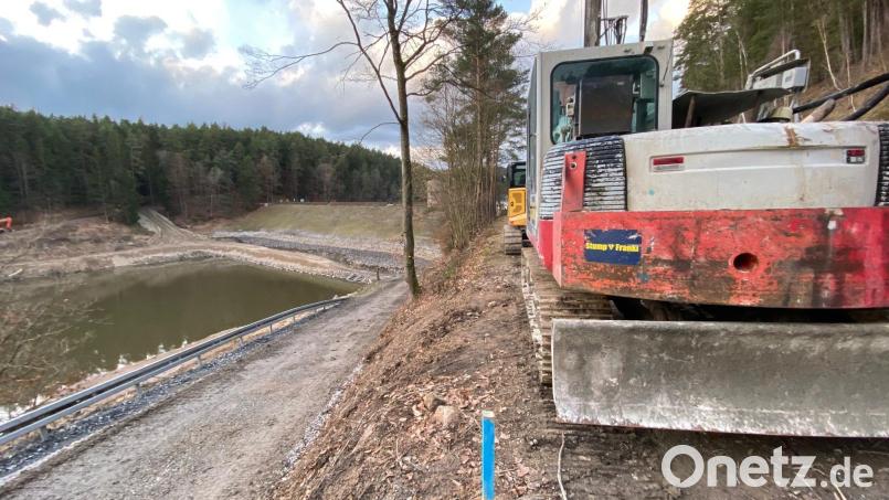 Es geht voran: Derzeit wird der Weg, der zum neuen Entnahmebauwerk führen soll angehoben. Bild: Völkl