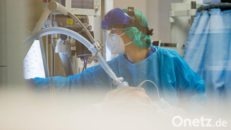 Zwei weitere Menschen sind in Amberg und Amberg-Sulzbach an den Folgen einer Coronainfektion gestorben. Symbolbild: Oliver Dietze/dpa