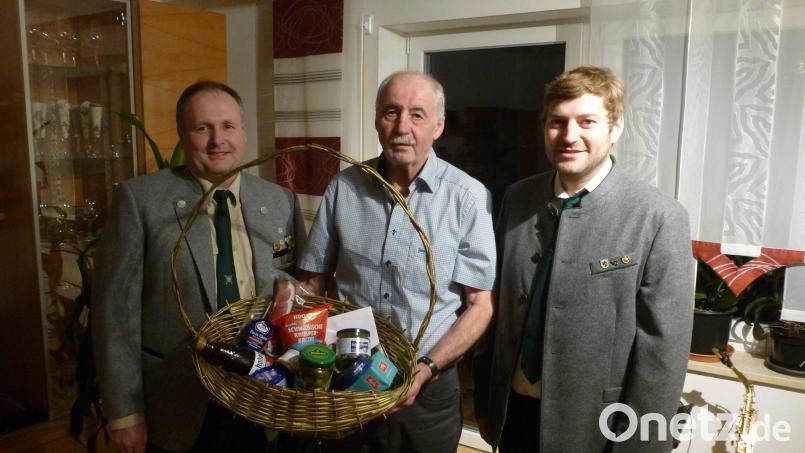 Die Schützenmeister Martin Pickel (rechts) und Alexander Rösch (links) gratulieren Richard Wagner im Namen von Eichenlaub Großenfalz zum 70. Geburtstag. Bild: Schützenverein Eichenlaub Großenfalz/exb