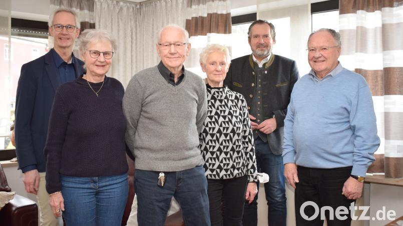 Im Kreise seiner Familie feierte Konrad Maier (Dritter von links) seinen 85. Geburtstag. Zu den ersten Gratulanten gehörten (von links) Sohn Peter, die Schwestern Sieglinde und Hella, Bürgermeister Frank Zeitler und Schwager Werner. Bild: bnr