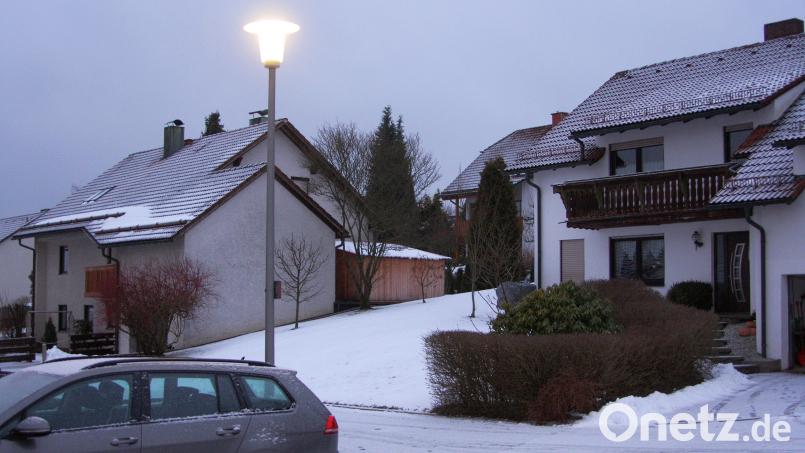 Die Lampen in den Straßen von Fuchsmühl (hier in der Kurt-Schumacher-Straße im Ortsteil Ludwigshöhe) verbrauchen derzeit noch viel Strom. Einstimmig sprach sich der Marktgemeinderat für eine Umrüstung auf LED-Leuchtmittel aus, um die Kosten spürbar zu senken. Bild: wro