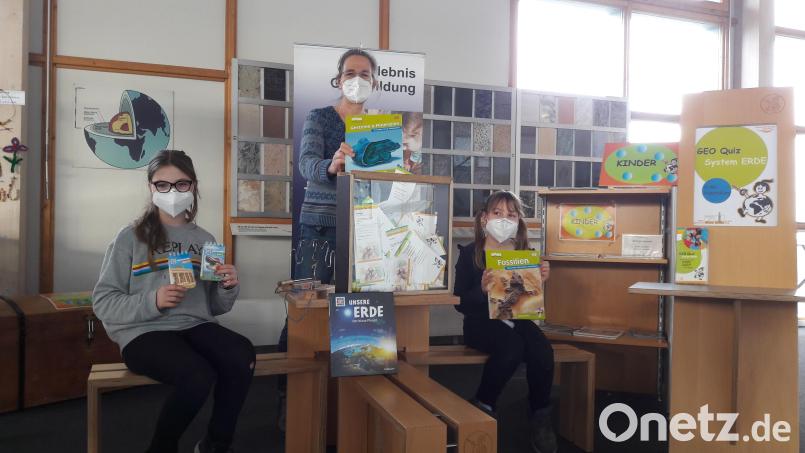 Helena und Leonie Engl sowie Andrea Mack freuen sich für die Gewinner Bild: Dr. Frank Holzförster/exb