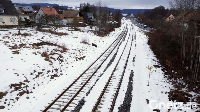 Gegen Lärm sollen die Bewohner der Häuser (links im Bild der Hutweg und rechts die Bahnhofstraße) entlang der Bahn nach der Elektrifizierung geschützt werden. Mit stark zunehmendem Güterverkehr ist zu rechnen. Bundestagsabgeordneter Albert Rupprecht versicherte auch hier seine Unterstützung und gab dazu gute Ratschläge. Bild: bkr