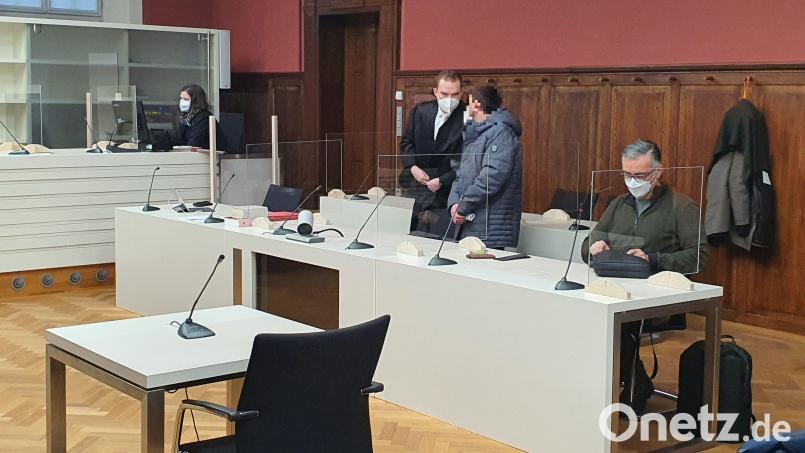 Der 39-jährige Angeklagte (stehend, rechts), hier im Gespräch mit seinem Anwalt David Volke (links), musste sich vor der Strafkammer am Landgericht Amberg wegen Drogenhandels verantworten. Bild: Hösamer