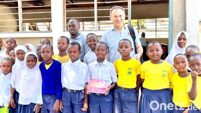 Pfarrer Martin Rupprecht, der aus Eslarn stammt, engagiert sich für Kinder aus aller Welt – hier ist er mit einigen seiner Schützlinge in Tansania zu sehen. Bild: Rupprecht/Archiv Ziegler