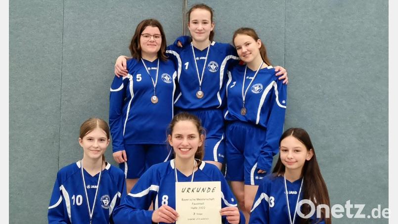 Die U14-Faustballerinnen der DJK FV Ursensollen gewannen bei der bayerischen Meisterschaft die Bronzemedaille. Auf dem Bild (hinten von links) Eva Graml, Madlen Donhauser, Marie Fehlner. Vorne von links: Rosalie Ostrand, Anna Ebert und Clara Lehner. Bild: privat/exb