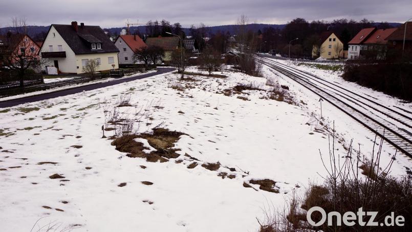 Gegen Lärm sollen die Bewohner der Häuser entlang der Bahn nach der Elektrifizierung geschützt werden. Mit stark zunehmendem Güterverkehr ist zu rechnen. Der Bundestagsabgeordnete versicherte auch hier seine Unterstützung und gab dazu gute Ratschläge. Hier im Bild links Häuser des Hutwegs und rechts der Bahnhofstraße. Bild: bkr