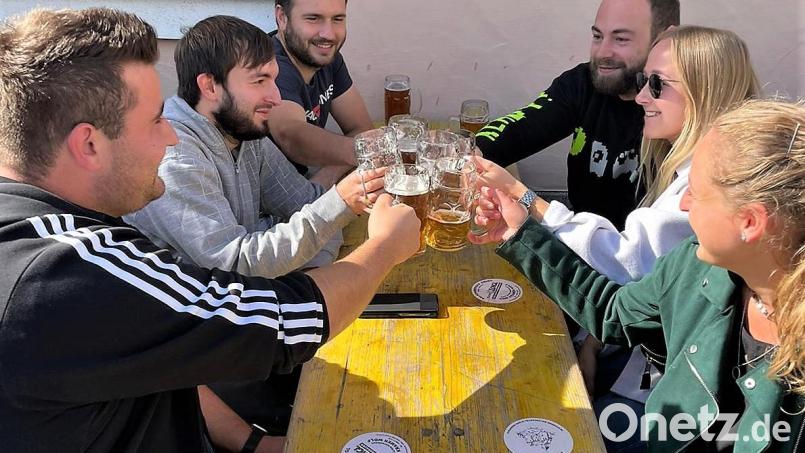 Vor allem junge Menschen besuchen laut Wirt Wolfgang Fischer den Zoigl in Falkenberg - das zeigt auch dieses Bild aus dem Oktober 2021. Archivbild: ubb