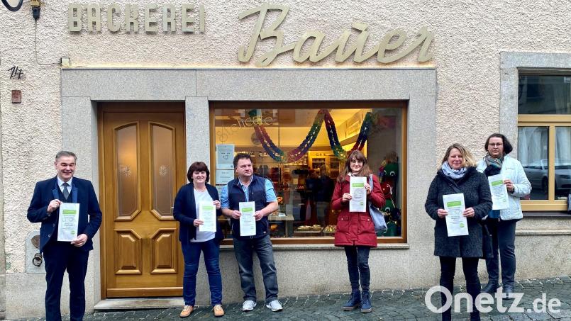 Auch das Backhaus Bauer in Wunsiedel ist Partner der Aktion des Kreisjugendamtes. Im Bild von links Landrat Peter Berek, Petra und Albrecht Bauer (Bäckerei Bauer), Jasmin Köstler (Pflegekinderdienst Kreisjugendamt), Heike Burger (Pflegekinderdienst Kreisjugendamt), Antonella Marino (langjährige Pflegemutter). Bild: Kreisjugendamt/exb